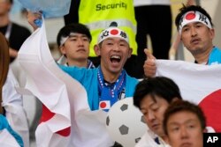 Fani japonezi în tribunele meciului în care naţionala lor a reuşit să învingă Germania, cu 2-1.