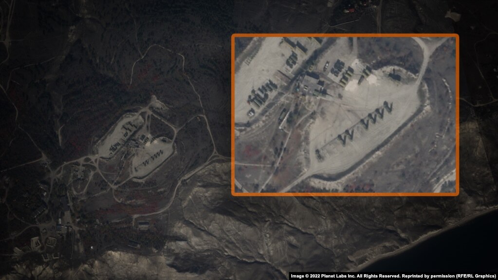 Hình ảnh vệ tinh của Planet Labs về một căn cứ quân sự và bệ phóng tên lửa hành trình Bastion-P gần Feodosia vào ngày 31 tháng 10