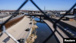 Makinat e Gardës Kombëtare të Teksasit shihen pranë kufirit me Meksikën në El Paso të Teksasit. 4 janar 2023.