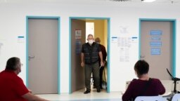 Egy házaspár kilép az oltópont ajtaján, miután megkapták a Pfizer emlékeztető oltását Nyíregyházán 2022. október 14-én