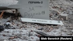 Fragmente de dronă în resturile unei clădiri distruse de un atac cu drone rusești, Kiev, 14 decembrie 2022. Pe inscripție se poate citi „Pentru Riazan”