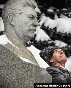 Veteran al armatei sovietice lângă monumentul lui Iosif Stalin în Piața Roșie din Moscova, la comemorarea nașterii dictatorului, în 2020.(foto de Alexander NEMENOV / AFP)