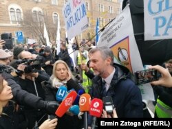 Premijer Kantona sarajevo se obraća lokalnim medijima na protestima zaposlenih u javnoj upravi Sarajeva, 14. decembar 2022.