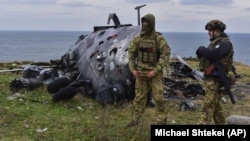 Українські військові на острові Зміїний біля знищеного російського гелікоптера, 18 грудня 2022 року, ілюстративне фото
