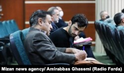 حسین محمدی به همراه وکیل تسخیری‌اش در یکی از جلسات دادگاه