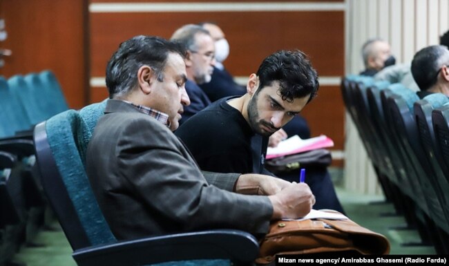 حسین محمدی به همراه وکیل تسخیری‌اش در یکی از جلسات دادگاه