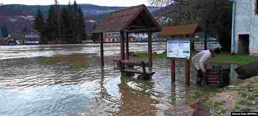 Kulen Vakuf je turističko mjesto u okviru Nacionalnog parka Una. Mještani navode da su skoro svi turistički objekti pod vodom.