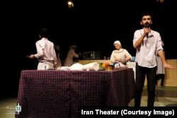 محمدی در صحنه‌ای از نمایش لنگ ظهر به کارگردانی رسول کاهانی