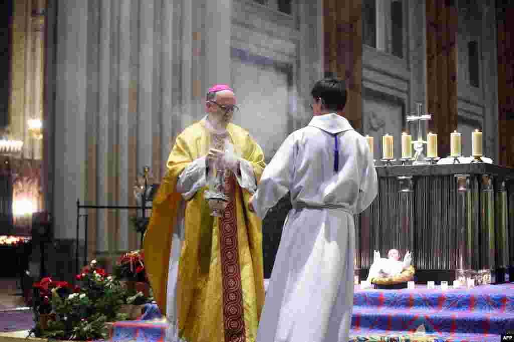Peshkopi francez i Chartres, Imzot Philippe Christory, (djathtas) dhe rektori francez i katedrales, Emmanuel Blondeau, (majtas) kremtojnë meshën e mesnatës së Krishtlindjes në Katedralen e Zojës Chartres në Chartres, në jugperëndim të Parisit. 25 dhjetor 2022.