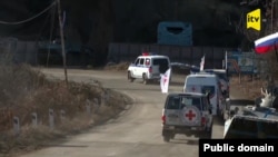 Машина скорой помощи из Карабаха и сопровождающие машины Красного Креста проезжают по Лачинскому коридору, 19 декабря 2022 г.