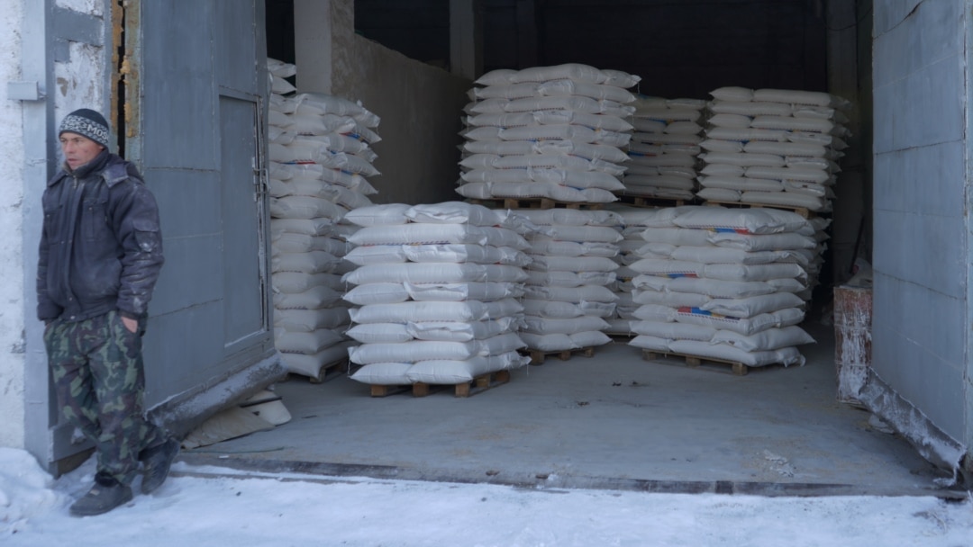 Іш киімдегі қыздар суретке түсіп жатыр