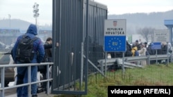 Группа чеченцев в Мольеваце (Босния) ожидает пересечения границы с Хорватией.