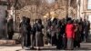 Forțele de securitate ale milițiilor Taliban blochează accesul femeilor la universitatea din Kabul, marți, 21 decembrie 2022.