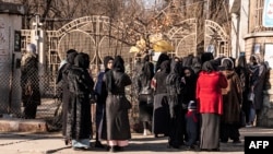 Forțele de securitate ale milițiilor Taliban blochează accesul femeilor la universitatea din Kabul, marți, 21 decembrie 2022.
