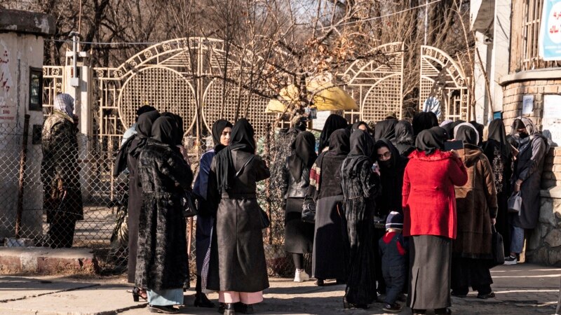 Талибы объяснили запрет афганскам учиться в вузах. В Кабуле женщины вышли на протесты