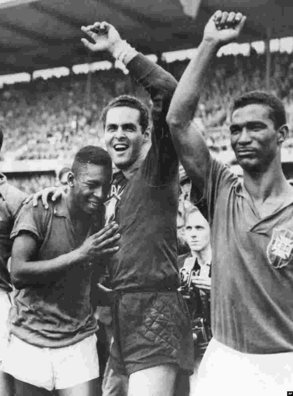 Numit uneori &bdquo;Pérola Negra&rdquo; (Perla Neagră), Pelé a devenit eroul brazilienilor. S-a născut pe 23 octombrie 1940 în orașul Três Corações din Brazilia și la numai 17 ani făcea parte din echipa națională de fotbal, câștigând prima Cupă Mondială, în Suedia.&nbsp; &bdquo;Tatăl meu obișnuia să spună &#39;Ah, bărbații ar trebui să fie puternici, bărbații nu plâng&#39;. Apoi l-am văzut plângând când Brazilia a pierdut. I-am spus: &#39;Tată, nu fi trist, eu o să câștig Cupa Mondială pentru tine!&#39;. Aveam 9-10 ani atunci. Apoi, opt ani mai târziu, la 17 ani, eram în Suedia, și echipa Braziliei, din care făceam parte, câștiga Cupa Mondială&rdquo;, a povestit Pelé, potrivit The New York Times.&nbsp; 📸 Pelé&nbsp;plânge pe umărul portarului Gilmar Dos Santos Neves, după victoria cu 5-2 a Braziliei împotriva Suediei în finala Cupei Mondiale de fotbal, la Stockholm, pe 29 iunie 1958. (AP Photo)