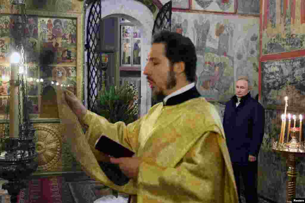 Ruski predsjednik Vladimir Putin prisustvuje Božićnoj liturgiji.