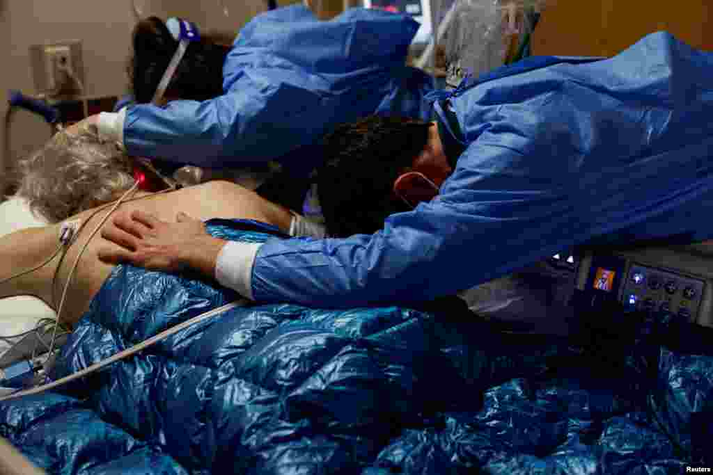 Син и дъщеря прегръщат баща си, пациент с COVID-19 в отделение за интензивно лечение, преди процедурата му за интубация в болница в Калифорния, САЩ. 25 януари 2022 г.