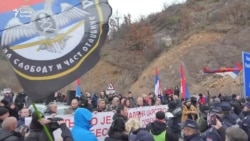 Szerb szélsőjobboldali tüntetők a rendőrségi kordonon áttörve próbáltak Koszovóba jutni 