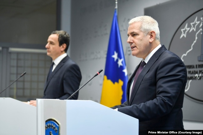 Kryeministri i Kosovës, Albin Kurti, gjatë një konference të përbashkët me ministrin e Brendshëm, Xhelal Sveçla.