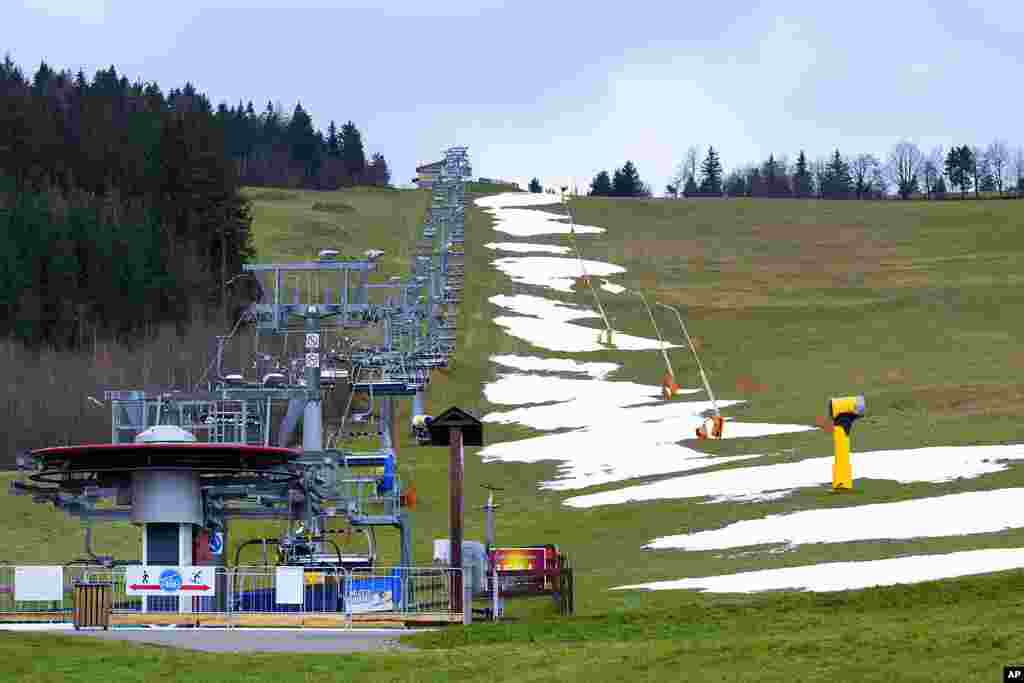 Ски пистата близо до чешкия Либерец е затворена заради липсата на сняг. 5 януари 2023 г.