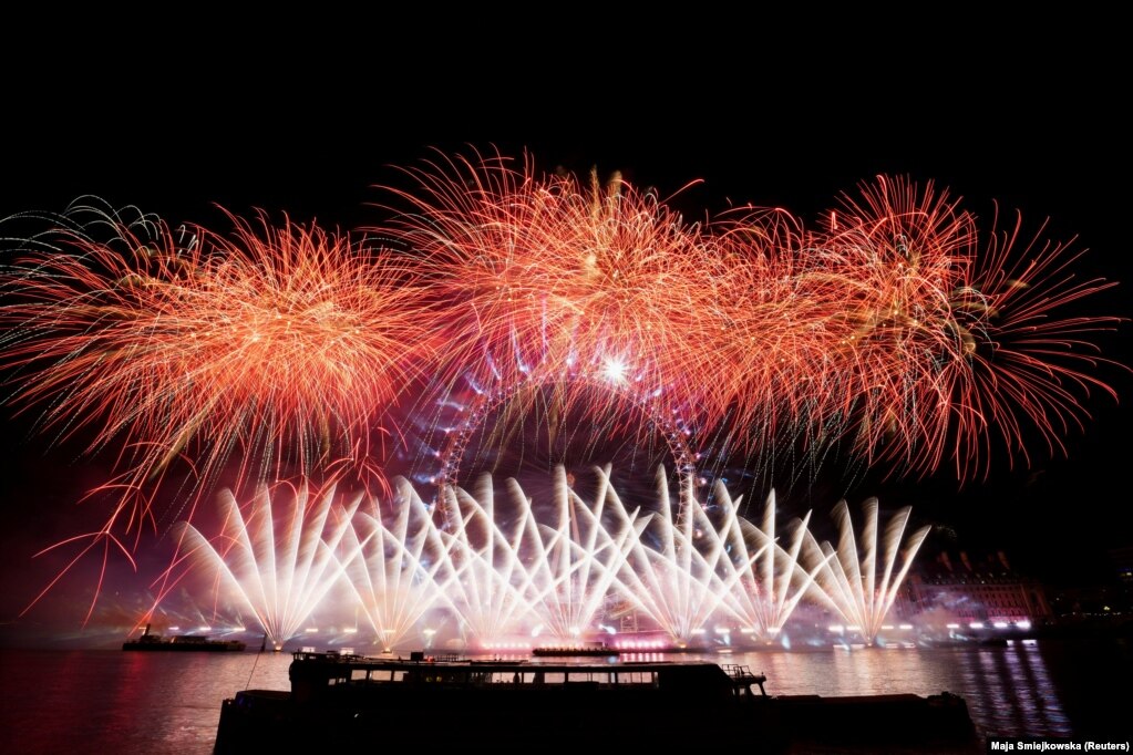 Spektakël fishekzjarrësh në Londër më 1 janar 2023.&nbsp;