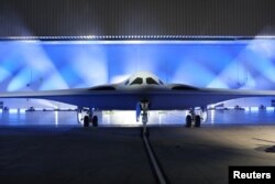 Northrop Grumman представляє B-21 Raider, новий високотехнологічний стелс-бомбардувальник, розроблений для ВПС США, під час заходу в Палмдейлі, Каліфорнія, 2 грудня 2022 року