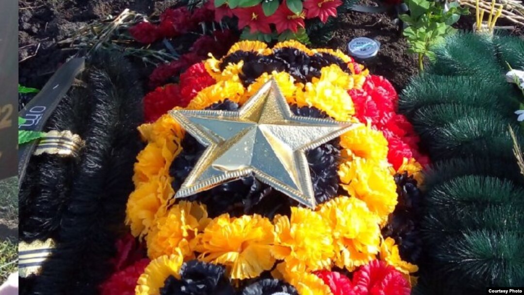 "Вагнеровский" венок на могиле погибшего наемника (иллюстративное фото)
