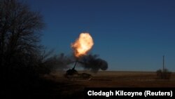 Українські війська ведуть вогонь із гаубиці Panzerhaubitze 2000 біля Соледара, 11 січня 2023 року