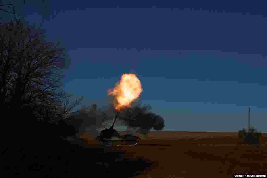 Украинские военные 43-й отдельной артиллерийской бригады ведут огонь по позициям российских войск из немецкой гаубицы Panzerhaubitze 2000 неподалеку от Соледара, 11 января 2023 года.