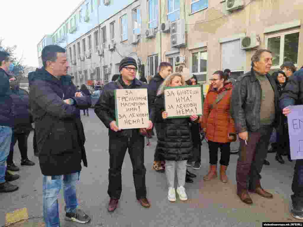 Собрани се над 10 000 потписи во знак на поддршка на петицијата и истите беа приложени и до Министерството за здравство. Зошто се уште нема обезбедено терапија и дали ќе се обебеди, немаме добиено одговор, беше кажано на протестот