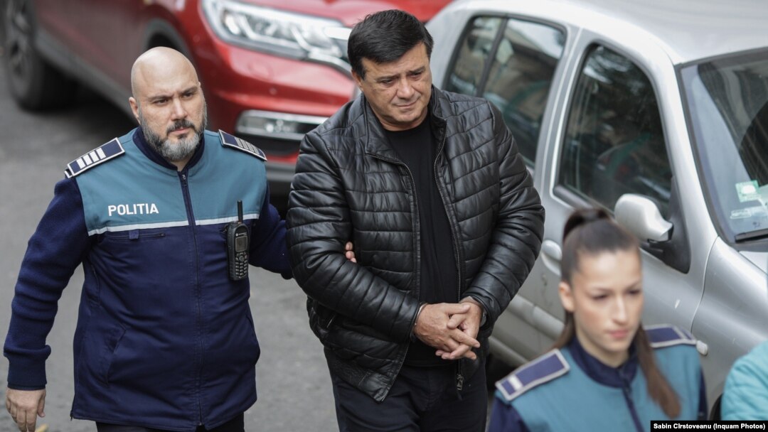 Niculae Bădălău a fost reținut de DNA pentru 24 de ore într-un dosar în care este acuzat de dare de mită și trafic de influență. Imagine din momentul în care era dus la Curtea de Apel București, unde urma să se discute propunerea de arestare.