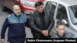 Niculae Bădălău a fost reținut de DNA pentru 24 de ore într-un dosar în care este acuzat de dare de mită și trafic de influență. Imagine din momentul în care era dus la Curtea de Apel București, unde urma să se discute propunerea de arestare.