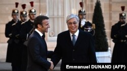 Президент Казахстана Касым-Жомарт Токаев (справа) и президент Франции Эммануэль Макрон на встрече в Париже, 29 ноября 2022 года 