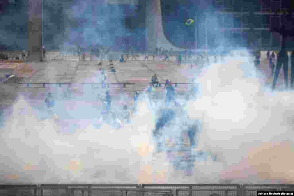 Tymi në ajër gjatë demonstratës së dhunshme të mbështetësve të ish-presidentit Bolsonaro kundër presidentit aktual, Lula, më 8 janar 2023.