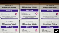 براساس تصمیم اداره کنترل کیفیت دارو در آمریکا داروخانه‌ها می‌توانند جواز فروش داروی «میفپریستون» را از یکی از دو شرکت داروسازی تولید کننده آن درخواست کنند.