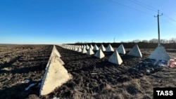 «Зубы дракона» – бетонные конструкции в виде пирамид на линии укреплений вдоль границы с Украиной. Белгородская область, Россия, декабрь 2022 года