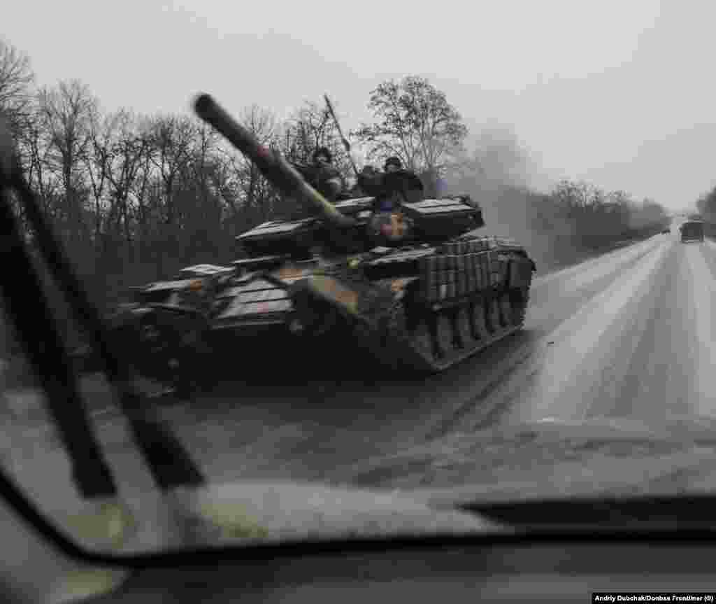 Український танк, сфотографований на околиці охопленого бойовими діями міста. Російські війська вперше досягли околиць Бахмута в липні, перш ніж хід війни, здавалося, змінився на користь України після кількох відступів російських військ &nbsp;
