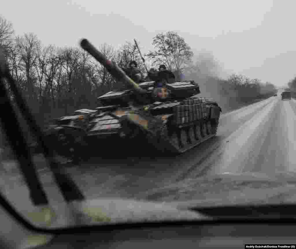 Një tank ukrainas i fotografuar në periferi të qytetit të sulmuar. Forcat pushtuese ruse arritën fillimisht në periferi të Bahmutit në korrik, para se vala e luftës të dukej se po lëvizte në favor të Ukrainës pas disa tërheqjeve ruse. &nbsp;