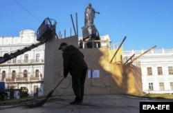 Workers begin dismantling the monument to the Russian Empress Catherine II in Odesa, Ukraine, on December 28, 2022.