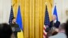 Presidenti ukrainas, Volodymyr Zelensky, dhe presidenti amerikan, Joe Biden, gjatë konferencës për media në Uashington më 21 dhjetor 2022.