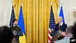 Presidenti ukrainas, Volodymyr Zelensky, dhe presidenti amerikan, Joe Biden, gjatë konferencës për media në Uashington më 21 dhjetor 2022.