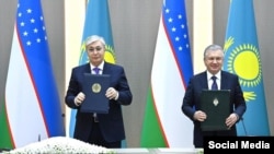 Президенты Узбекистана и Казахстана Шавкат Мирзияев и Касым-Жомарт Токаев в Ташкенте. 22 декабря 2022 года. 