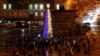 Новогодняя ёлка на Софийской площади Киева, конец декабря 2022 года. Из-за ракетных российских обстрелов в городе ежедневно случаются перебои с подачей электричества 