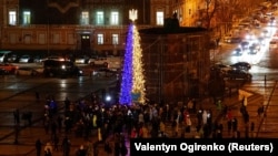 Новогодняя ёлка на Софийской площади Киева, конец декабря 2022 года. Из-за ракетных российских обстрелов в городе ежедневно случаются перебои с подачей электричества 