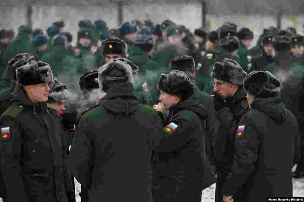 Cigarettaszünet Omszkban az újonnan behívott sorköteles katonáknak november 10-én