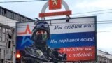 Пропагандистский билборд в поддержку российской армии, воюющей против Украины. Керчь, ноябрь 2022 года