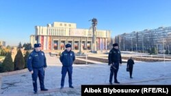 Элдик курултай өтүп жаткан Токтогул Сатылганов атындагы улуттук филармониянын алды. 25-ноябрь, 2022-жыл.