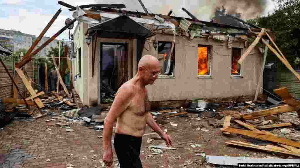 Чоловік проходить повз будинок, в який влучив російський снаряд у Лисичанську