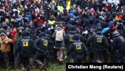 Policija potiskuje ekološke aktiviste koji se protive proširenju rudnika uglja u selu Licerat (Luetzerath) na zapadu Nemačke, 14. januar 2023. 